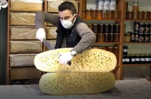 - Yaylalarda doğal beslenen ineklerin sütünden üretilen gravyer peyniri, uzun