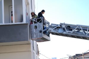 İSTANBUL (AA) – Kartal'da 3 katlı apartmanın giriş katında çıkan