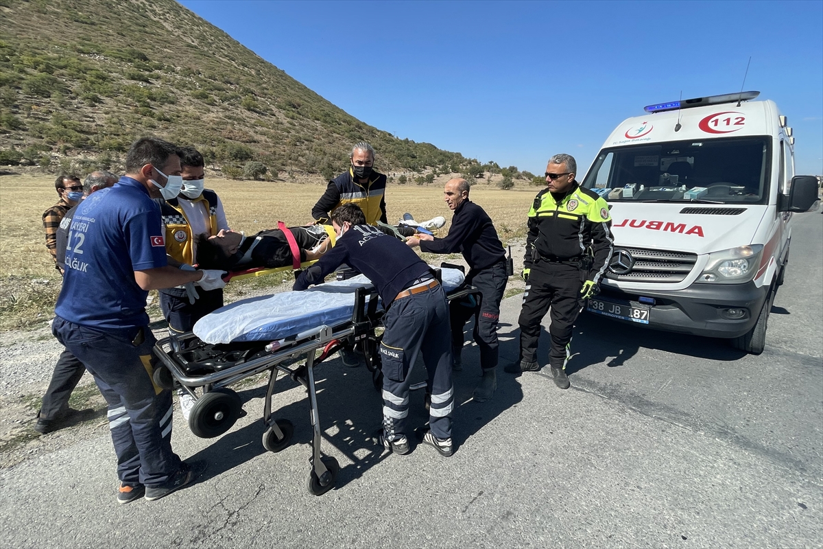 Kayseri'de ehliyetsiz sürücünün izinsiz aldığı otomobille yaptığı kazada 5 kişi yaralandı