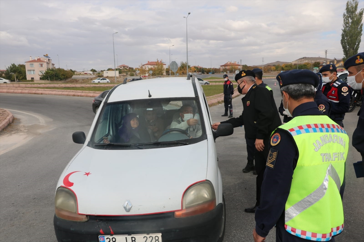 Kayseri'de jandarma trafik kontrolünde baklava ve çikolata ikram etti