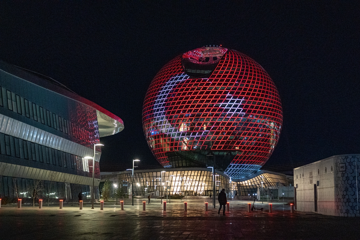 Kazakistan'ın başkenti Nur Sultan’da Türk bayrağı yansıtıldı