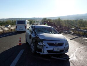 KIRIKKALE (AA) – Kırıkkale'de otomobilin traktör römorkuna çarpması sonucu 3'ü