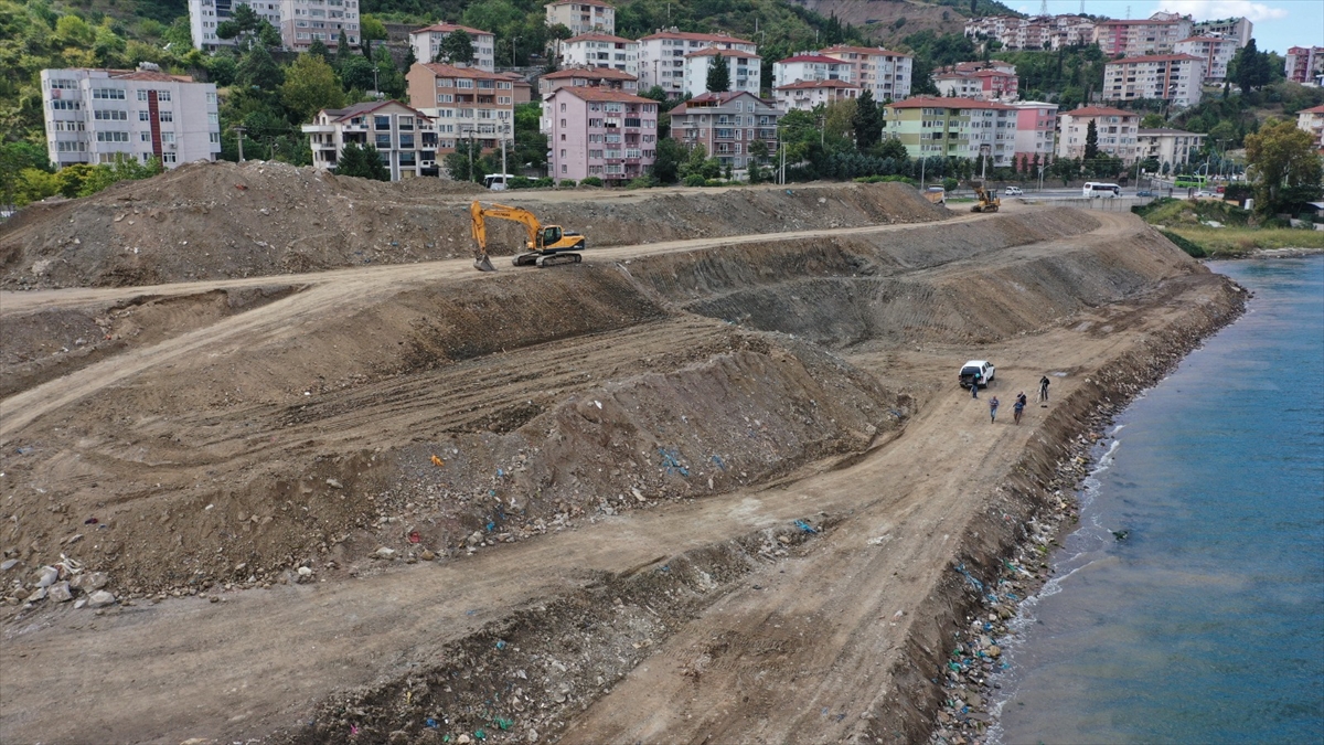Kocaeli sahilinde Marmara Depremi'nden kalan inşaat atıkları temizleniyor