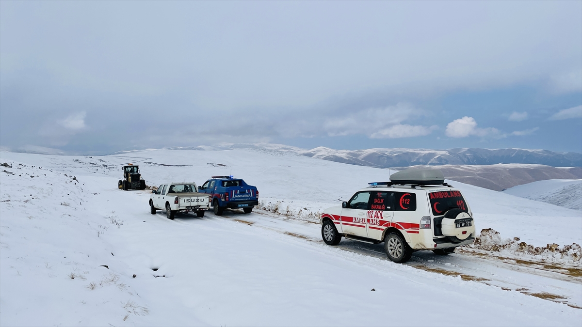 Kovid-19 hastasının karantina sürecinde olmak istediği köyünün kardan kapalı yolu açıldı