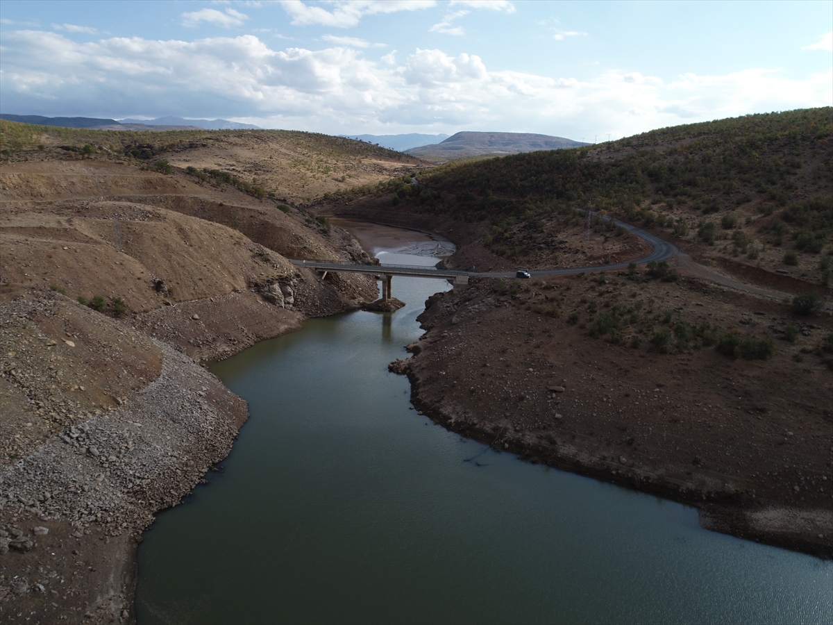 Kuraklık Gülbahar Barajı'nı besleyen su kaynağını kuruttu