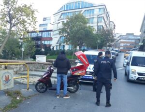 İSTANBUL (AA) – Kağıthane’deki asayiş denetimlerinde kurye kılığına giren polis,