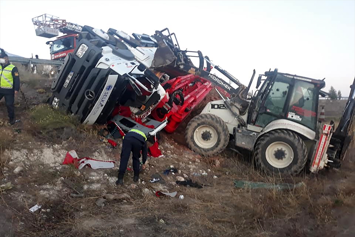 Kütahya'da beton mikseri devrildi, sürücü öldü, bir kişi yaralandı