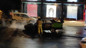 İSTANBUL (AA) – Maltepe'de park halindeyken yanan otomobil, kullanılamaz hale