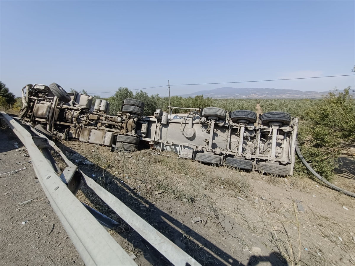 Manisa'da devrilen tırın sürücüsü ağır yaralandı