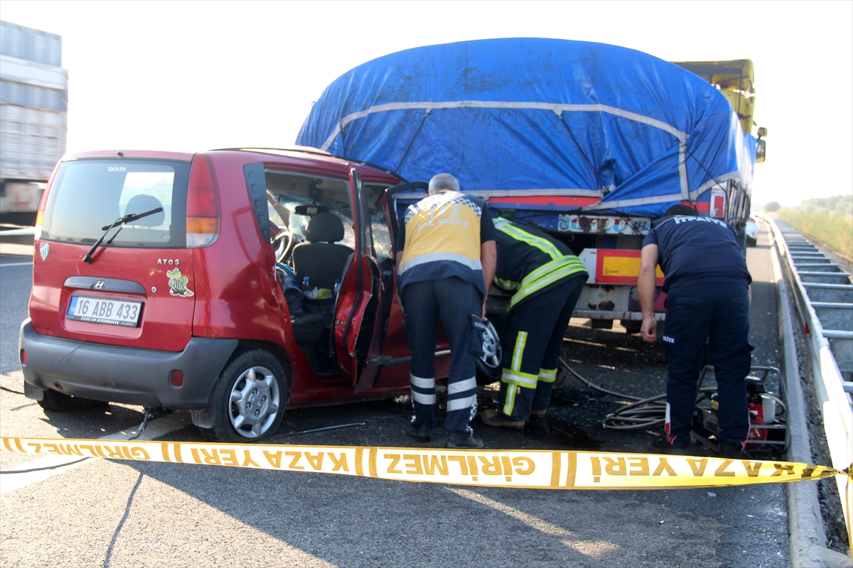 Manisa'da park halindeki tıra çarpan otomobilin sürücüsü öldü