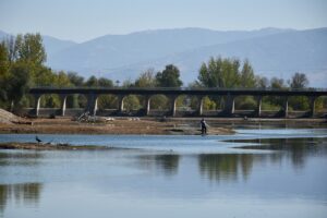 - Gediz Nehri'nin Salihli ilçesinden geçen bölümünde volkanik arazide bulunan