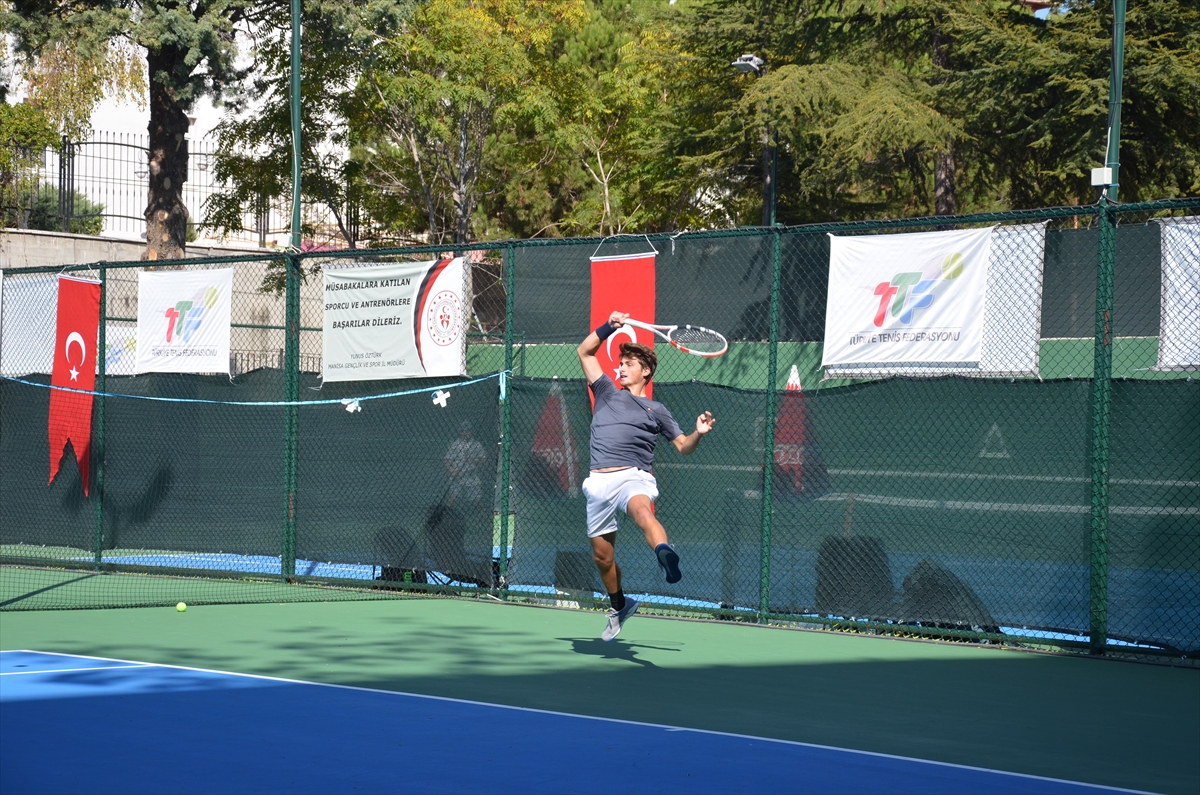Manisa'daki Cumhuriyet Kupası Büyükler Hafta Sonu Tenis Turnuvası sona erdi