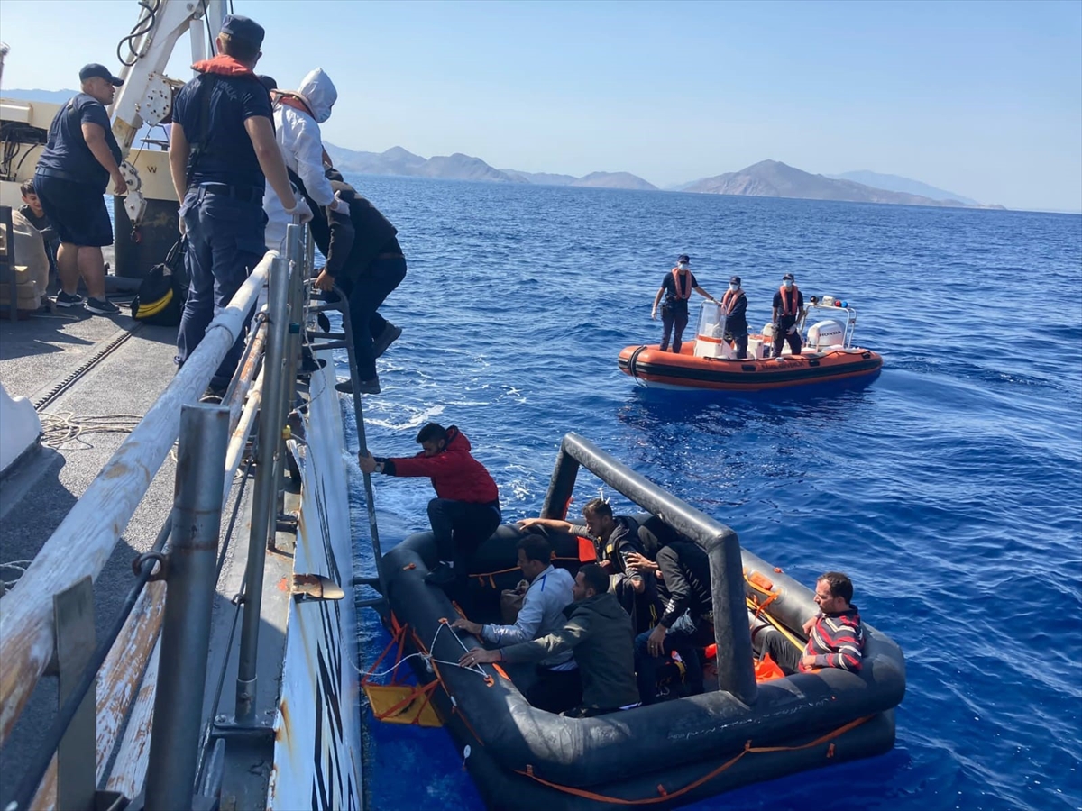 Marmaris'te Türk kara sularına itilen bot ve can salındaki 77 düzensiz göçmen kurtarıldı