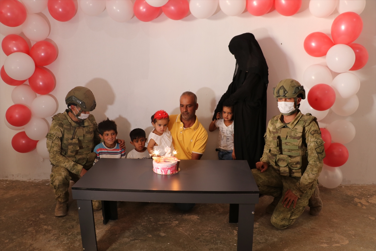 Mehmetçikten Barış Pınarı bölgesinin “Pınar” bebeğine doğum günü kutlaması