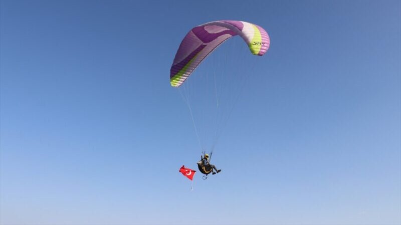 “Yamaç Paraşütü Cumhuriyet Kupası” etkinliğinden renkli görüntüler