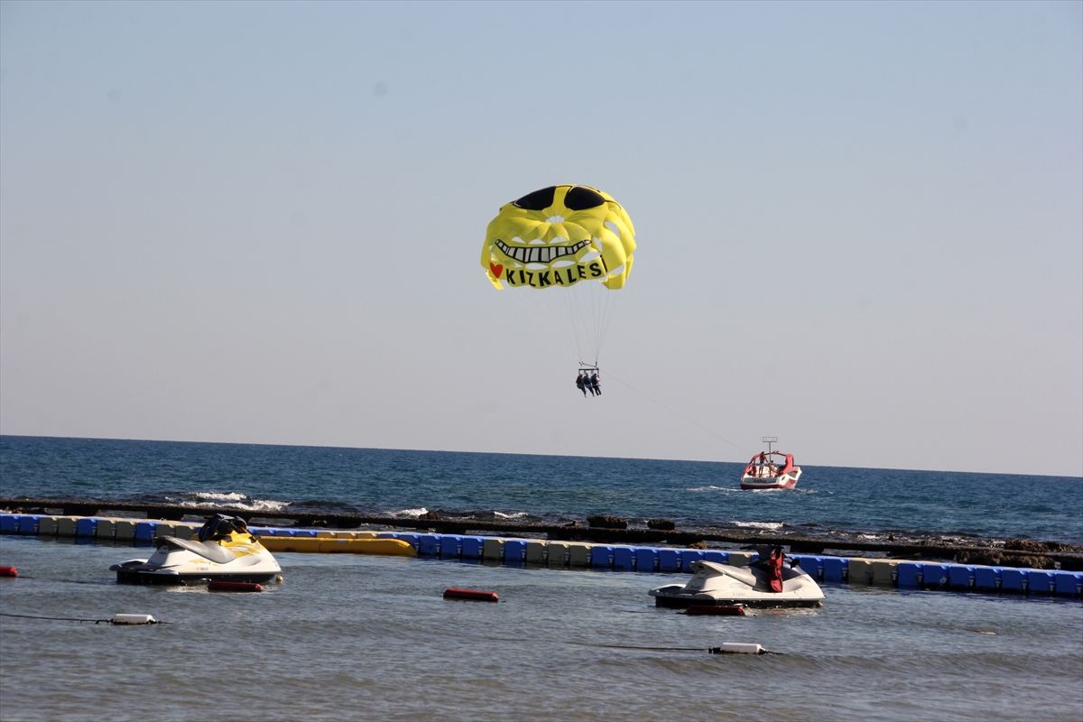 Mersin'in turizm merkezi Kızkalesi'nde ekimde de hareketlilik sürüyor