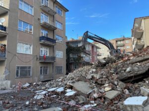 KIRŞEHİR (AA) – Kırşehir'de, metruk binanın yıkımı sırasında tozdan etkilenenler,