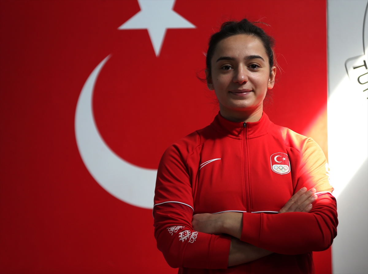 Milli halterci, Tokyo 2020 dönüşü ayağının tozuyla 3 altın madalyaya uzandı