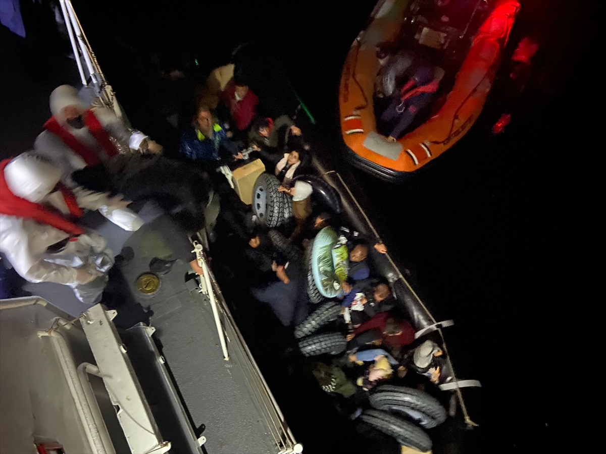 Muğla açıklarında lastik botlardaki 46 düzensiz göçmen kurtarıldı