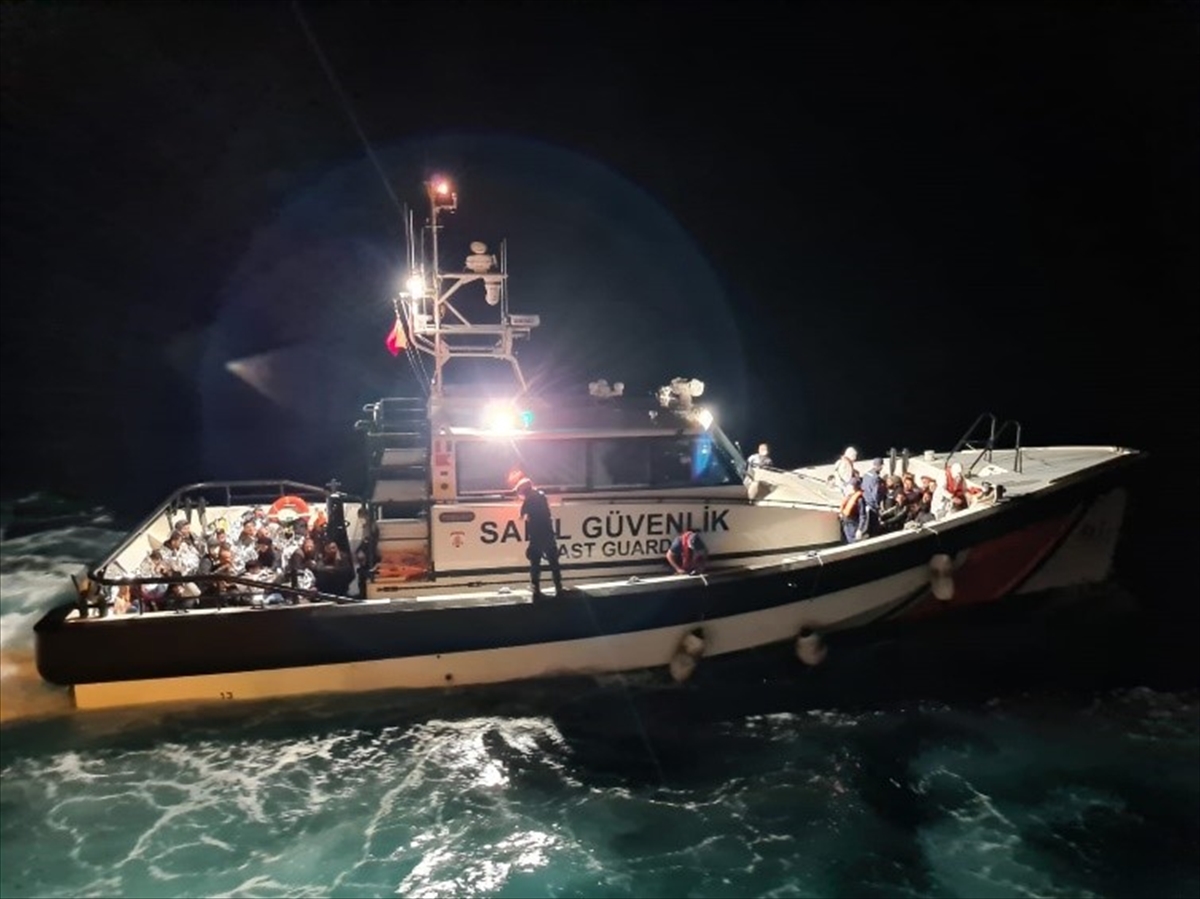 Muğla açıklarında sürüklenen lastik bottaki 35 düzensiz göçmen kurtarıldı