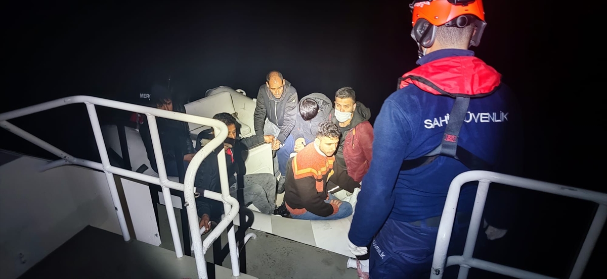 Muğla açıklarında Türk kara sularına geri itilen 71 düzensiz göçmen kurtarıldı
