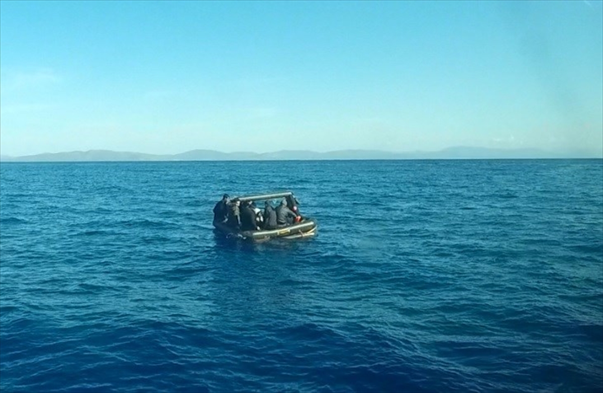 Muğla açıklarında Türk kara sularına itilen 28 düzensiz göçmen kurtarıldı