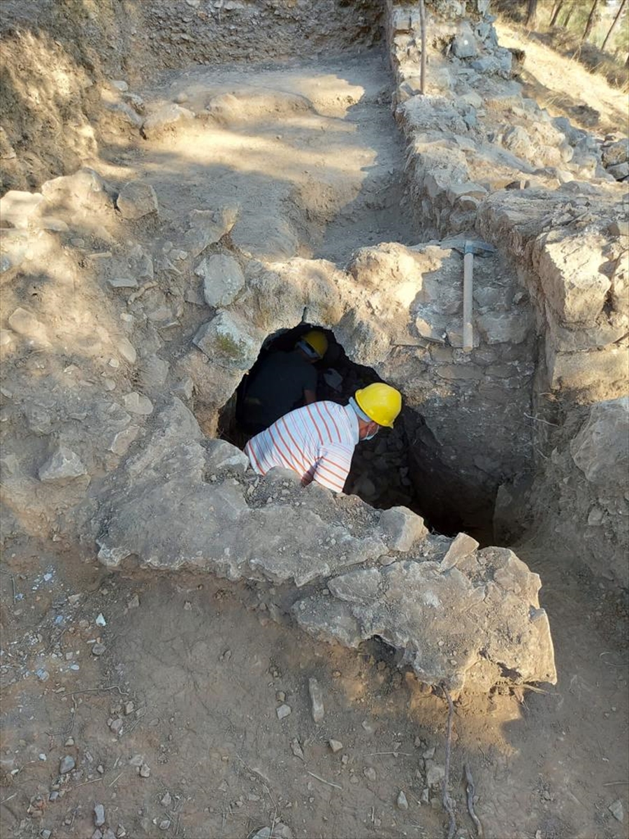 Muğla Akyaka'daki Orta Çağ'dan kalma kalede tünel bulundu