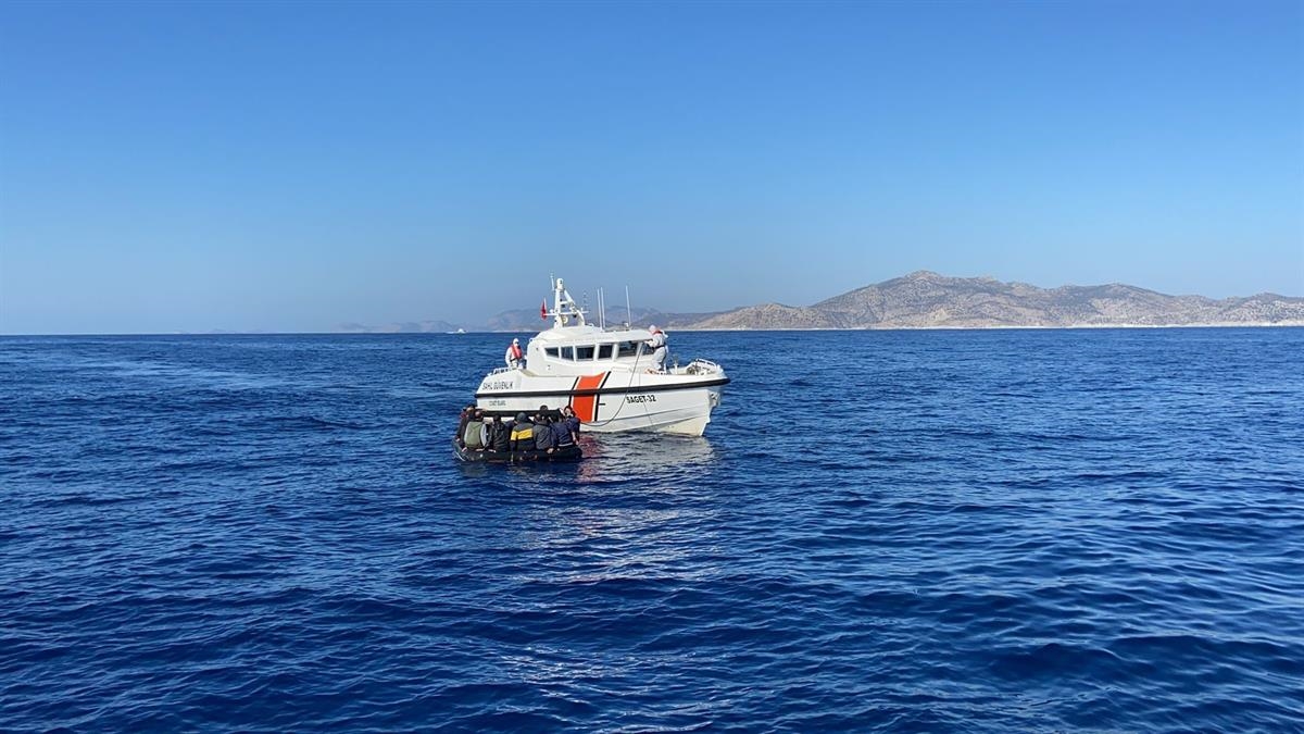 Muğla'da Türk kara sularına itilen 48 düzensiz göçmen kurtarıldı