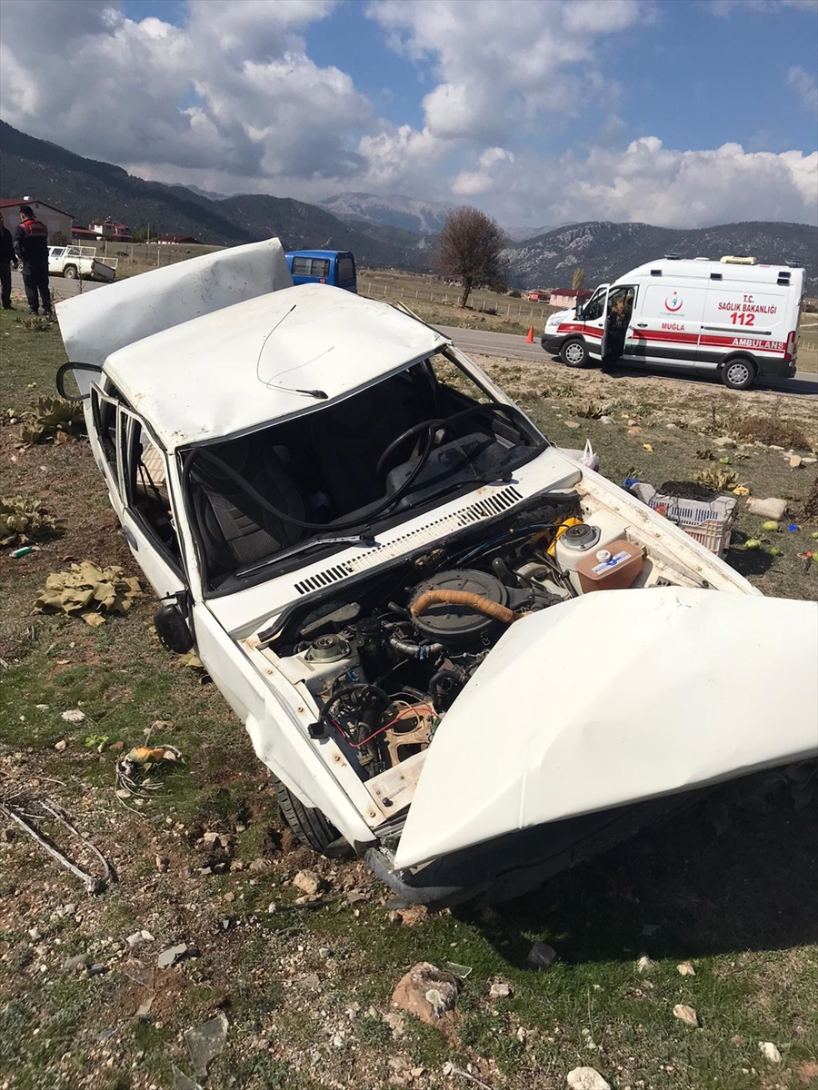 Muğla'da yol kenarına devrilen otomobilde 1 kişi öldü 1 kişi yaralandı