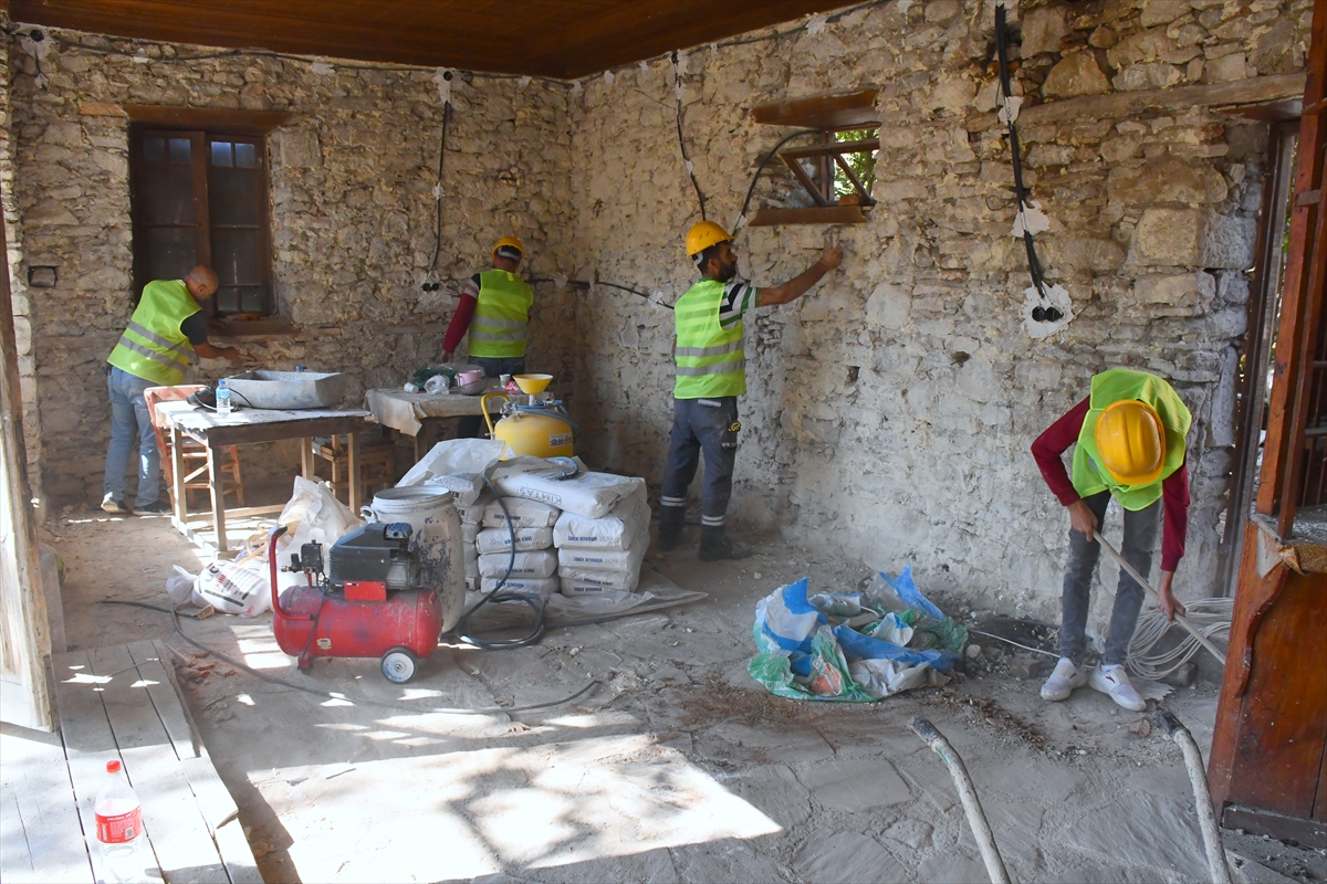 Muğla'daki Stratonikeia Antik Kenti'nin asırlık kahvehanesi restore ediliyor