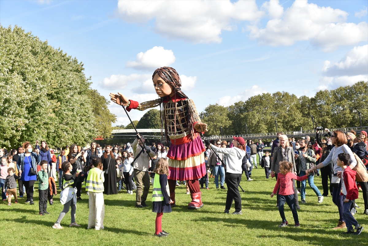 Mülteci çocukların simgesi kukla “Küçük Amal” Paris'e geldi
