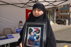 MUŞ (AA) – Muş'ta, çocuklarının PKK'lı teröristlerce dağa kaçırılmasından HDP'yi