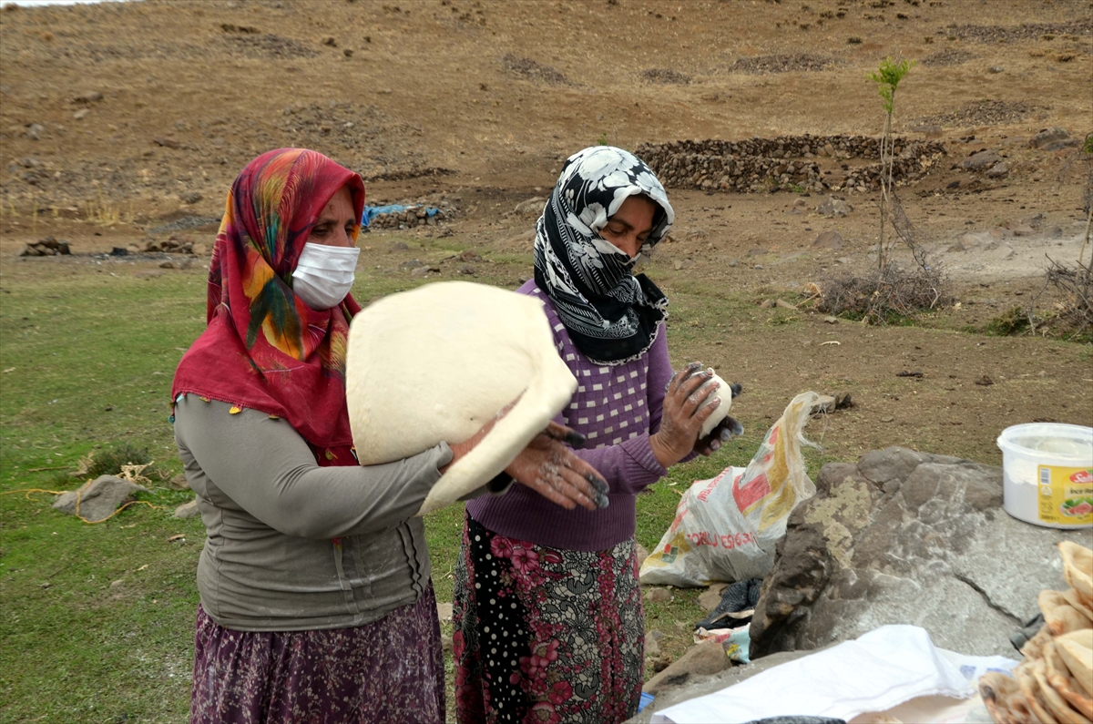 Muş'ta göçerler yayladaki son günlerini geçiriyor