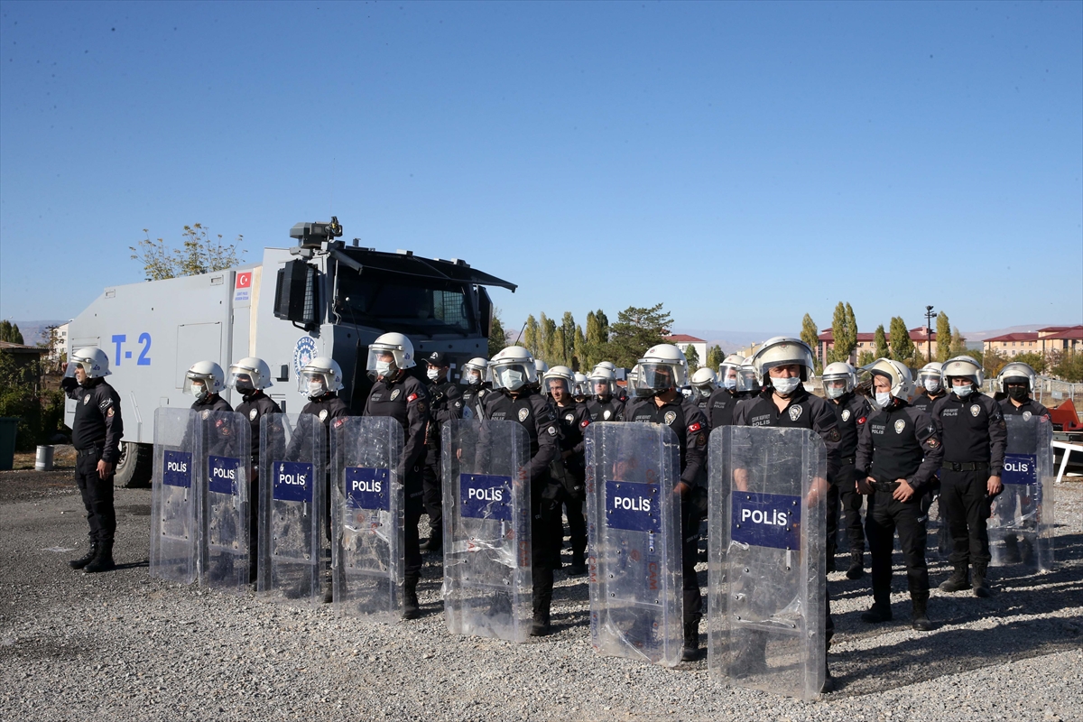 Muş'ta polislerin “toplumsal olaylara müdahale tatbikatı” gerçeği aratmadı