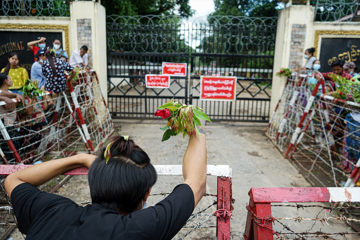 Myanmar’da yüzlerce mahkum serbest bırakıldı