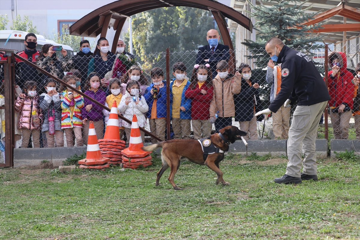 Narkotik köpeği “Sezar” öğrencilerin ilgi odağı oldu