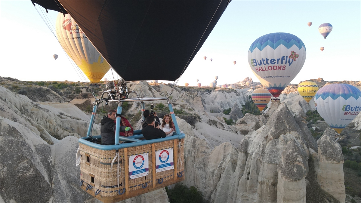 Nevşehir'de nikahları sıcak hava balonunda kıyılan çift, gökyüzünde “evet” dedi