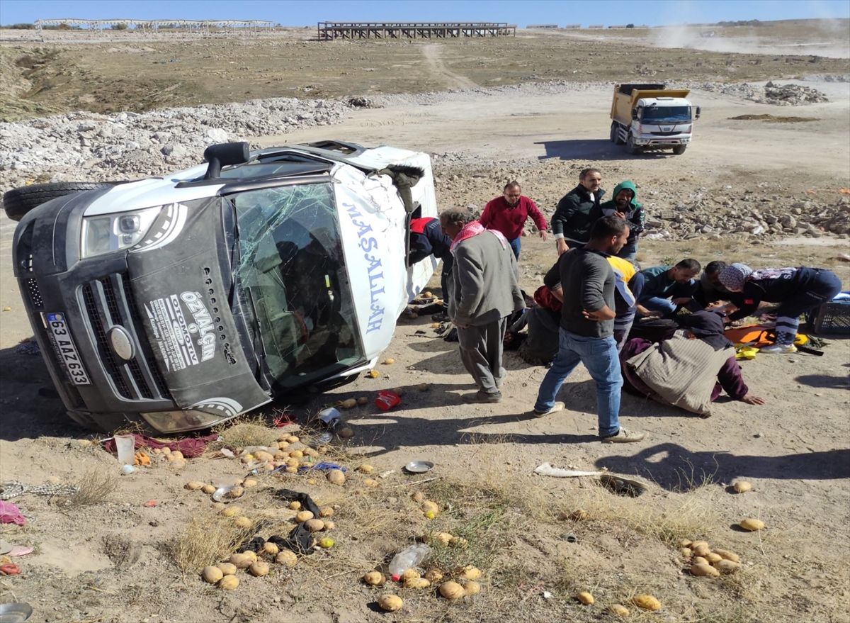 Nevşehir'de tarım işçilerini taşıyan minibüs devrildi, 12 kişi yaralandı