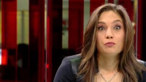 Gazeteci Nevşin Mengü, YouTube kanalında yaptığı yayında küfürlü konuşmasıyla izleyenleri