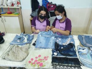 OSMANİYE (AA) – Osmaniye'de lise öğrencileri, evlerinden getirdikleri atık kumaş