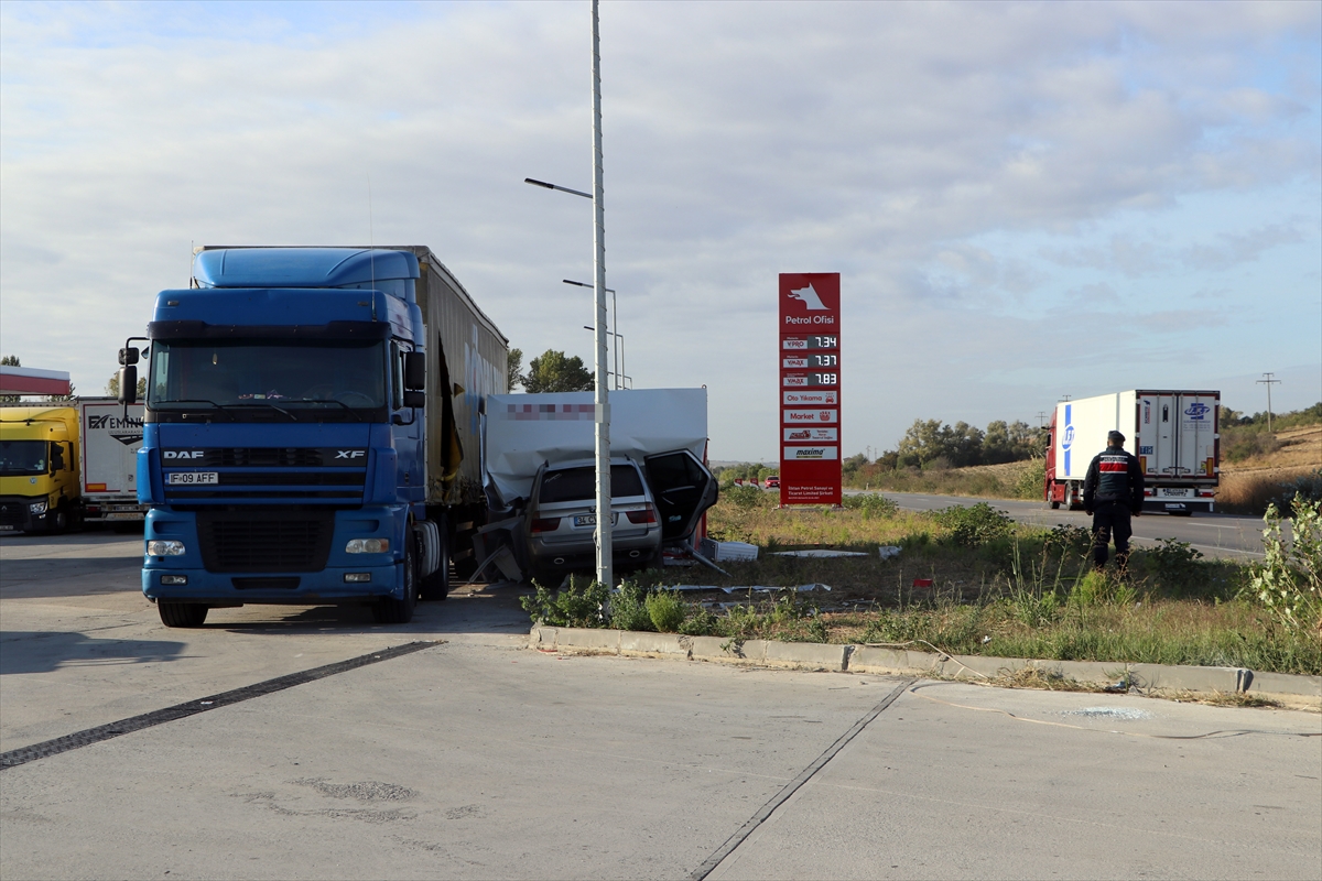 Otomobil, tır ve ATM'ye çarpan cipteki 2 kişi yaralandı