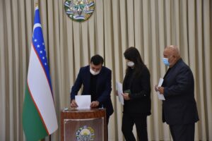 TAŞKENT (AA) – Özbekistan'da seçmenler, ülkeyi 5 yıl yönetecek yeni