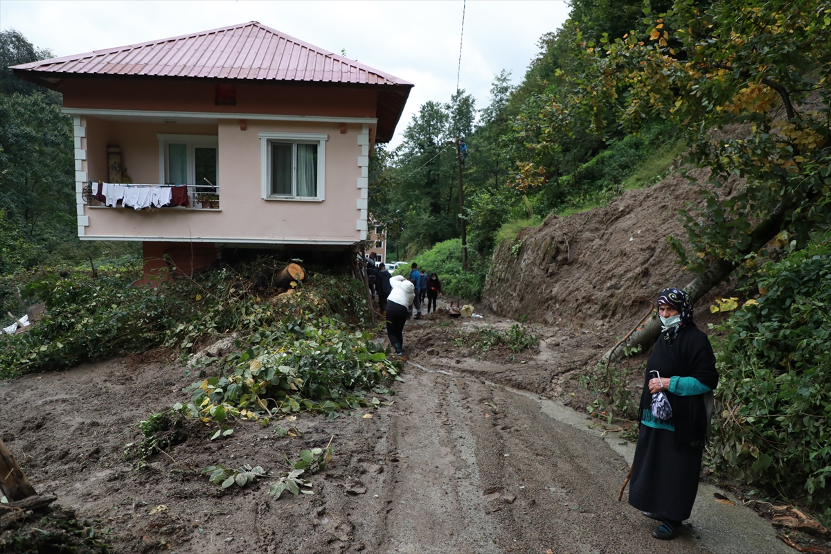 Rize'de şiddetli yağış hasara neden oldu