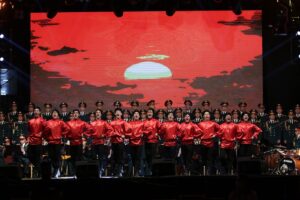 Haluk Levent, Rus Kızılordu Korosu ile Adana’da Cumhuriyet marşlarını seslendirdi.