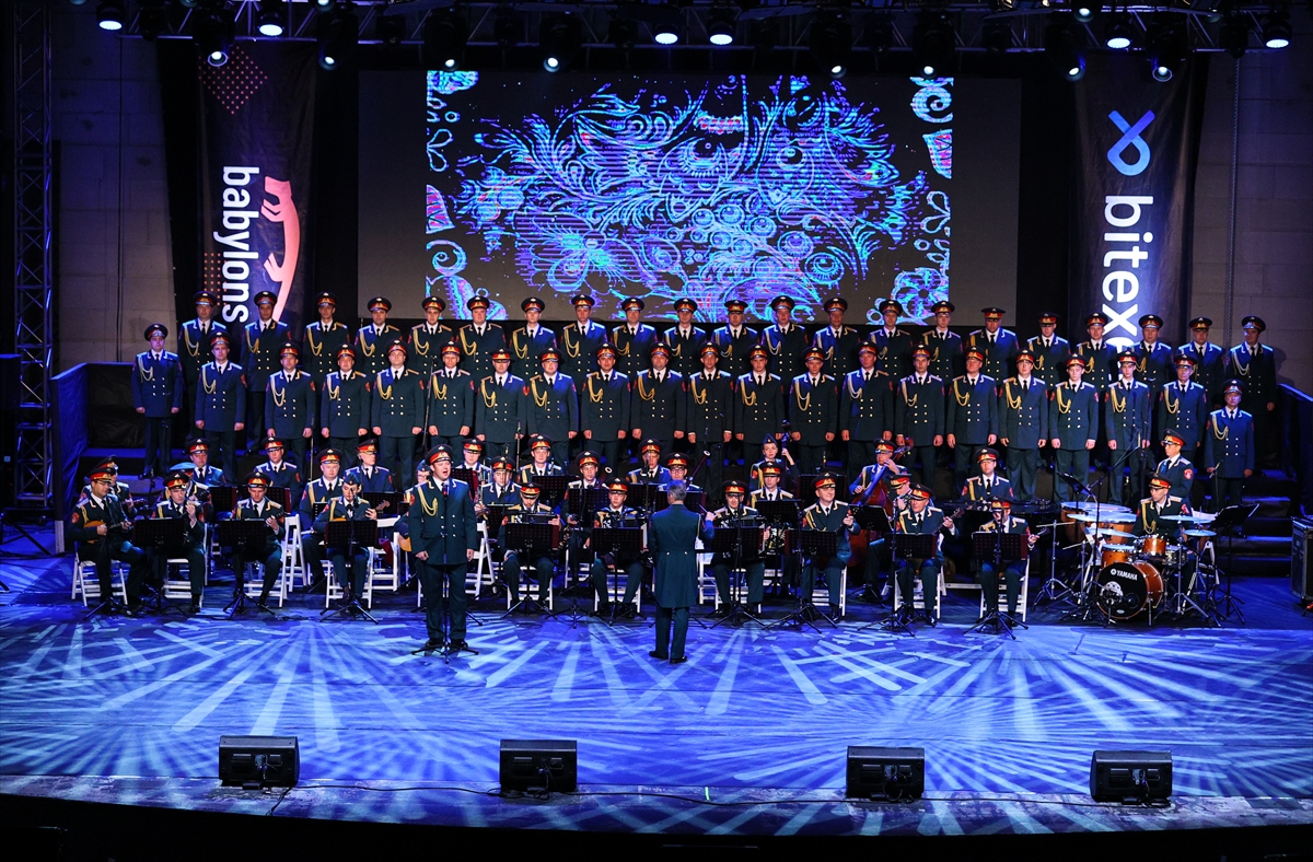 Rus Kızılordu Korosu ve Haluk Levent İzmir'de konser verdi