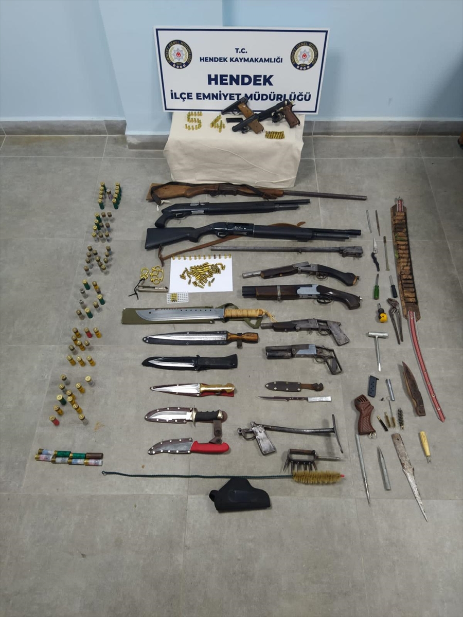 Sakarya'da bir evde çok sayıda silah, delici ve kesici aletler ele geçirildi