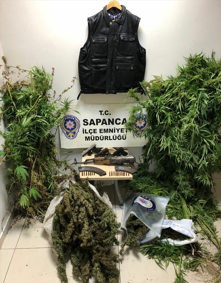 Sakarya'da uyuşturucu operasyonunda AK-47 kalaşnikof tüfek yakalandı