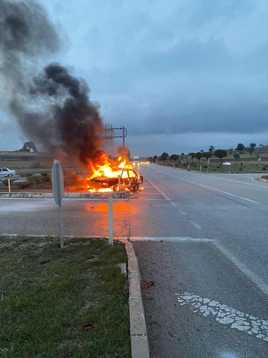 Samsun'da refüje çarpan otomobil yandı