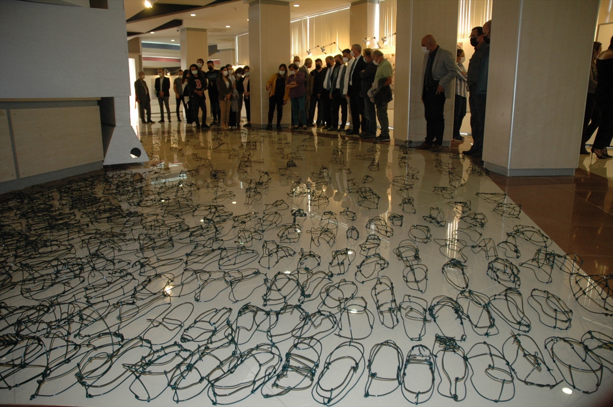Sanatçı Ahmet Dilek'in dijital baskı ve enstalasyon sergisi Aydın'da açıldı
