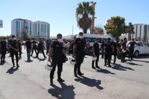 - Olayın ardından polis, kavgaya karıştığı belirlenen 2 şüpheliyi gözaltına